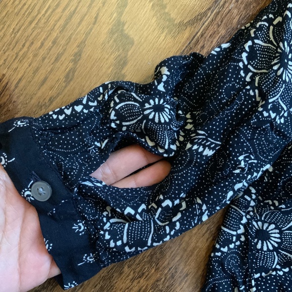 LOFT Black and White Floral Flowy Shirt. Size S Petite. - Picture 7 of 10